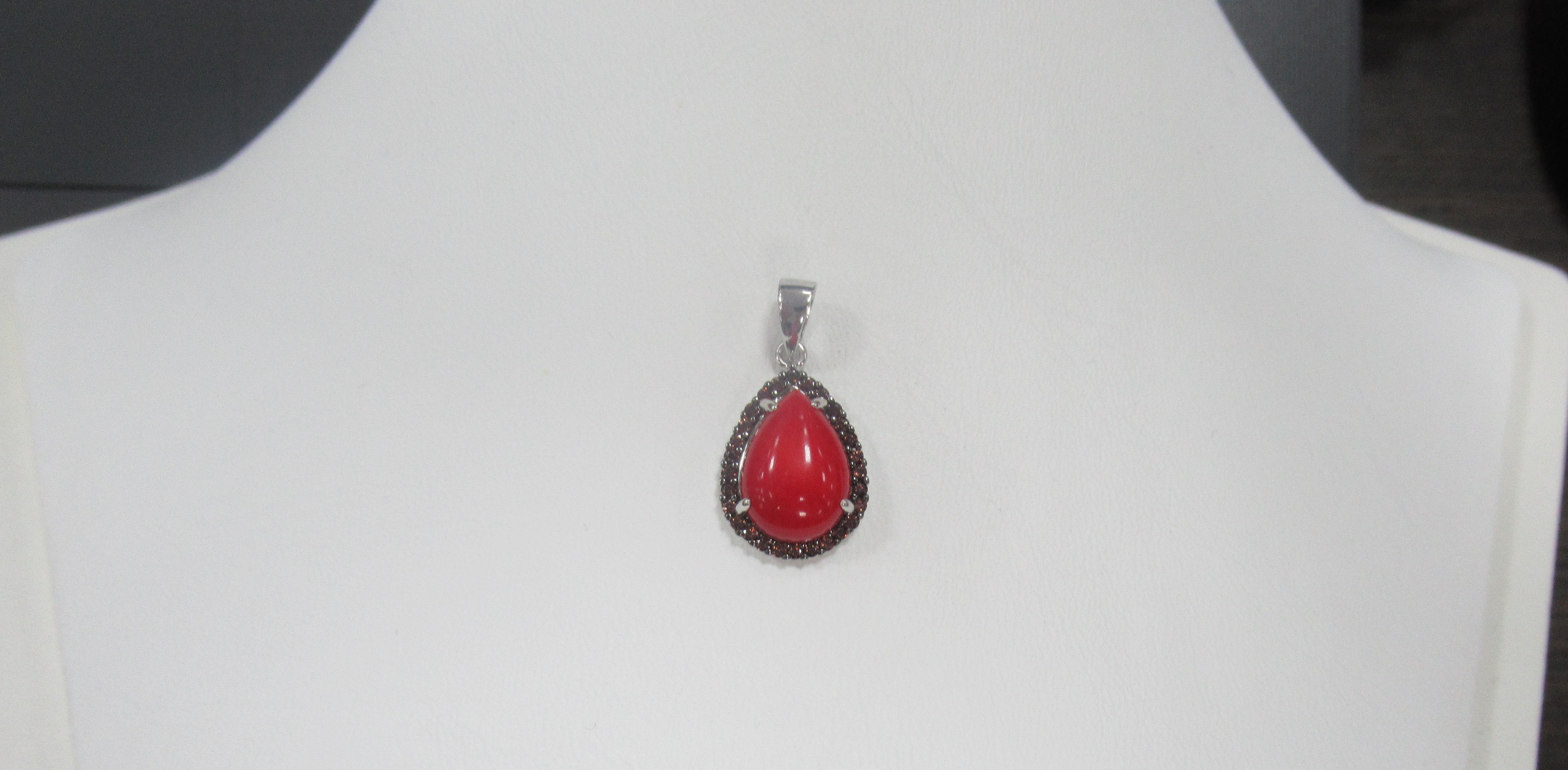 Серебряная подвеска с кораллом